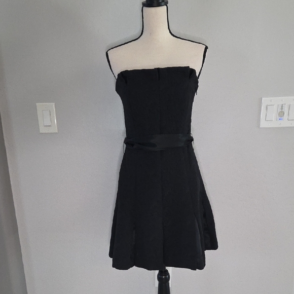 To the Max Dresses & Skirts - To the Max Woman's Black Floral Embroidered Strapless Pleated Party Dress Size 8